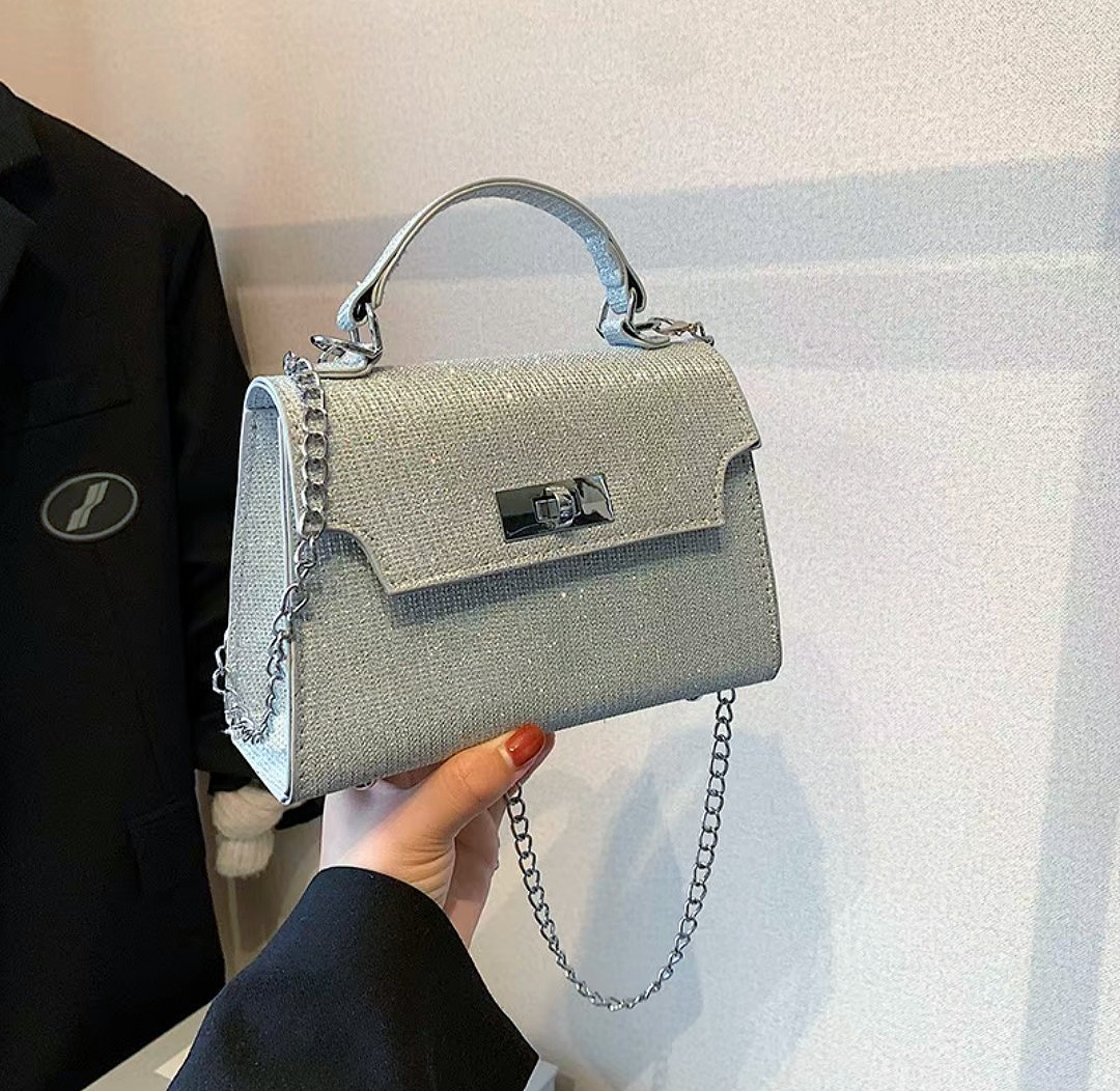 nice hand bags good colour to choose